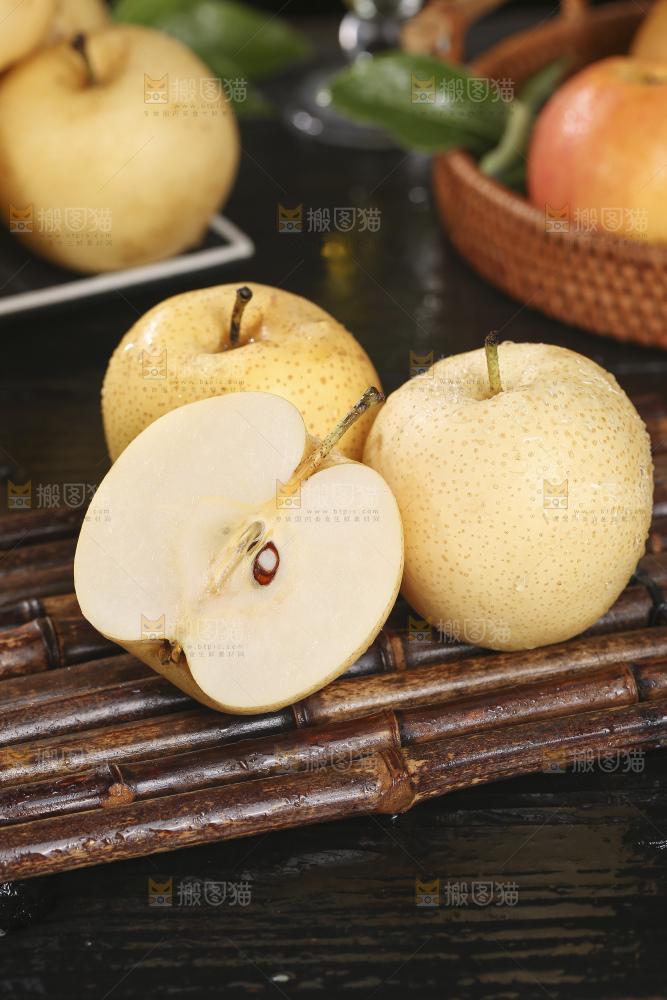 木底上的新鲜皇冠梨