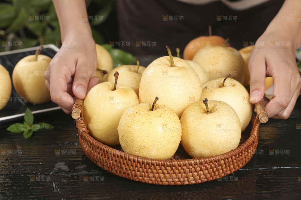 木底上的新鲜皇冠梨