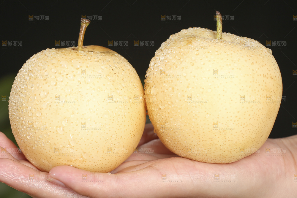 木底上的新鲜皇冠梨
