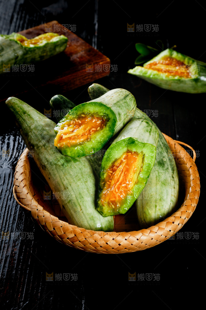 黑底上放着山东羊角蜜甜瓜