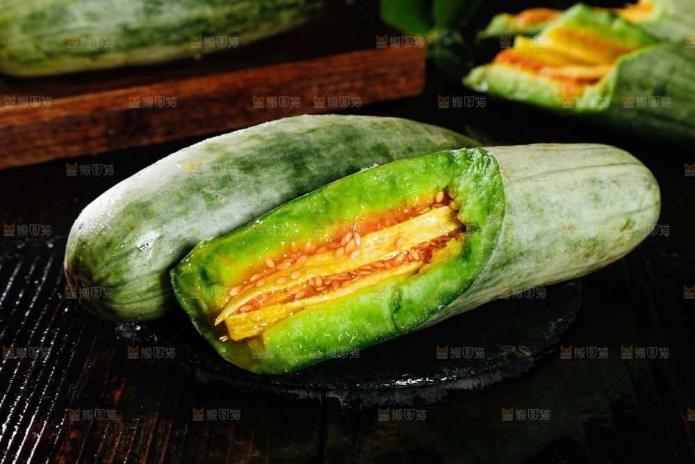 黑底上放着山东羊角蜜甜瓜