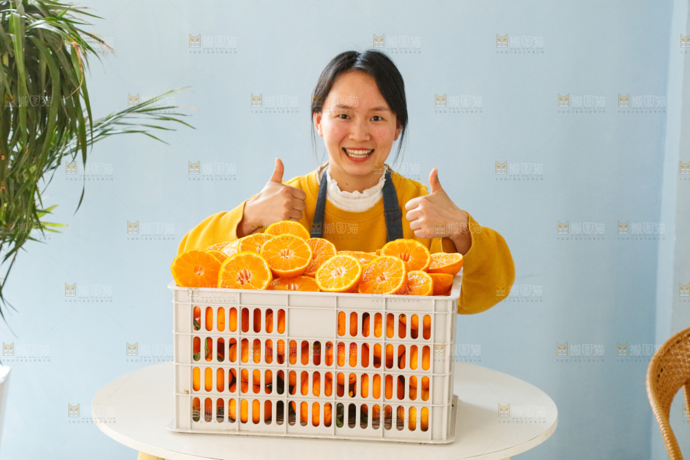 白底上的丑橘