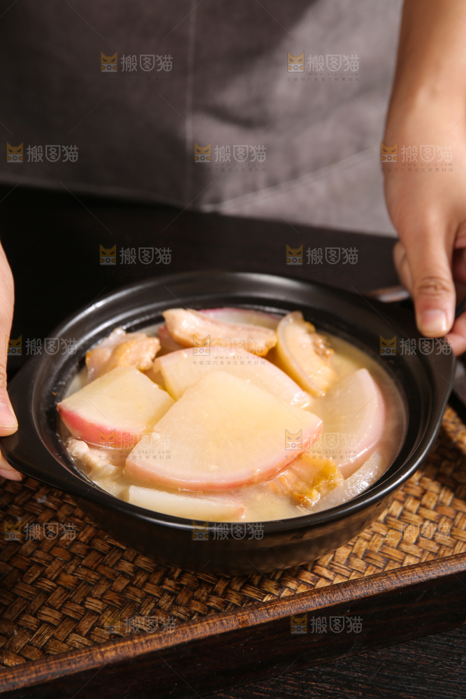 深底上的红萝卜炖肉