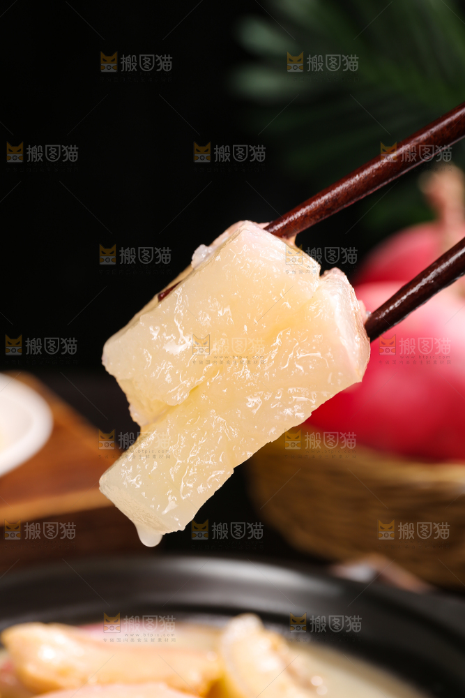 深底上的红萝卜炖肉