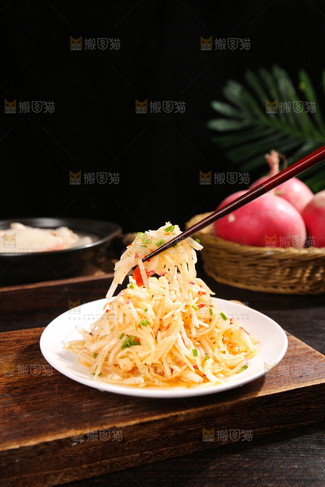 深底上的清炒萝卜丝