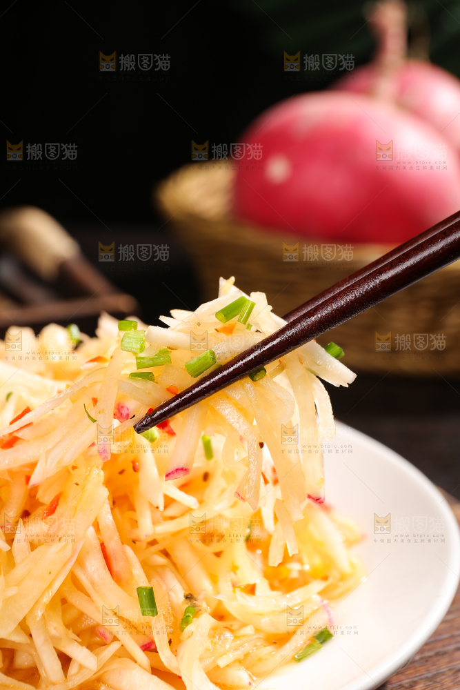 深底上的清炒萝卜丝