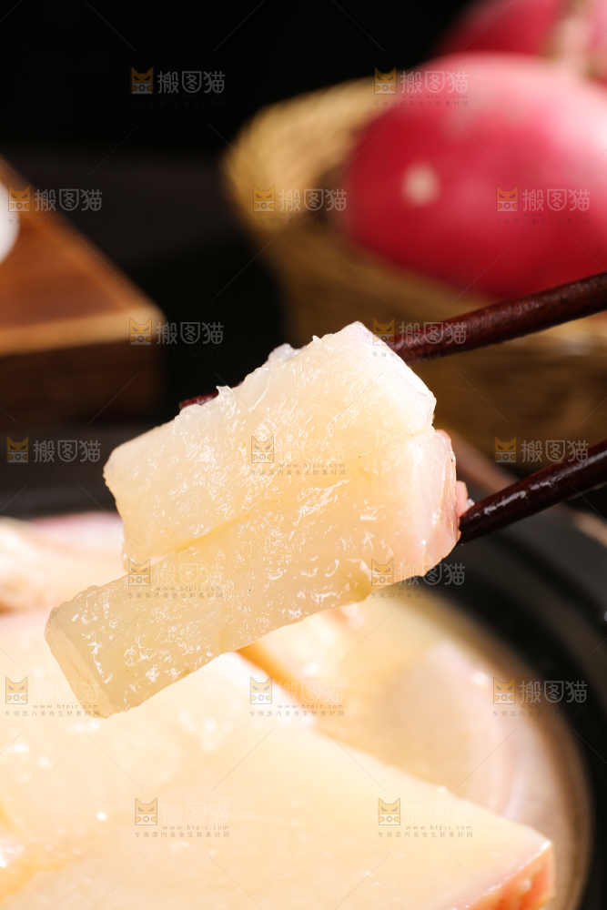 深底上的红萝卜炖肉