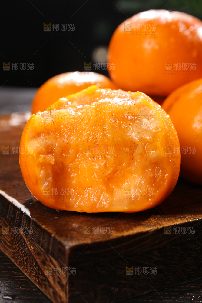 深底上的巧克力脆柿