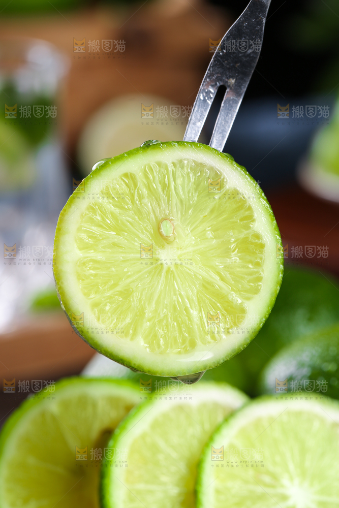 木底上的香水柠檬