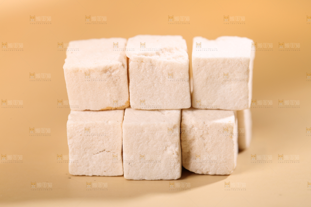 浅底上的茯苓块