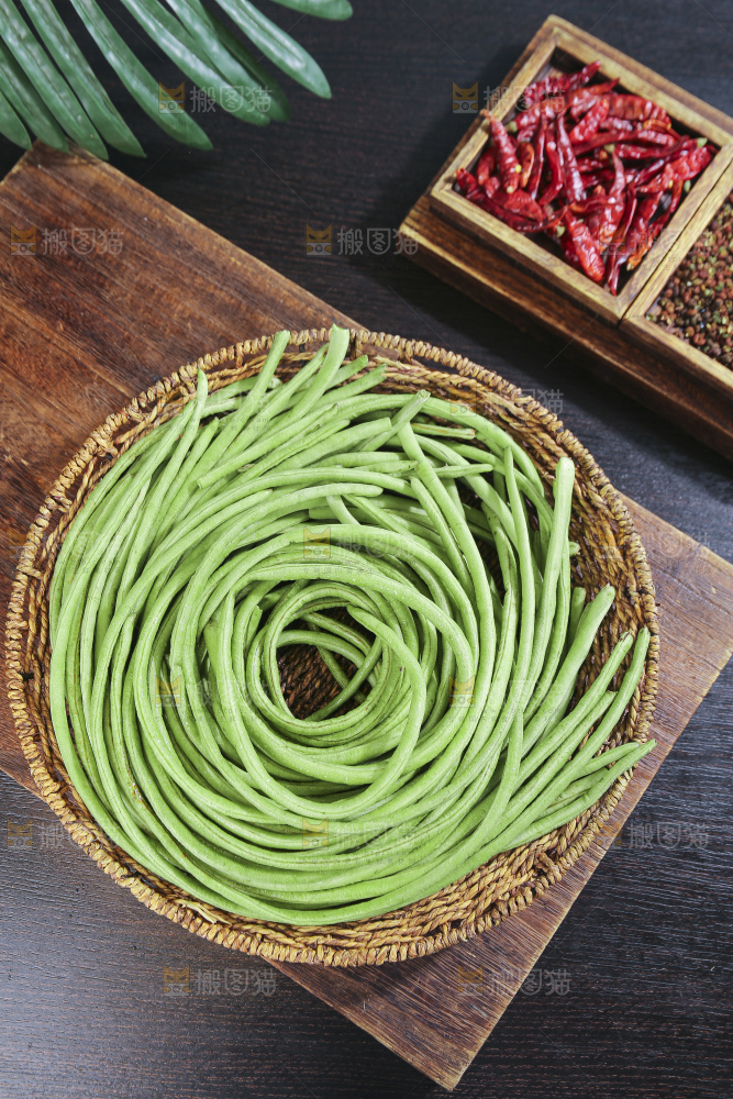 木底上的长豆角