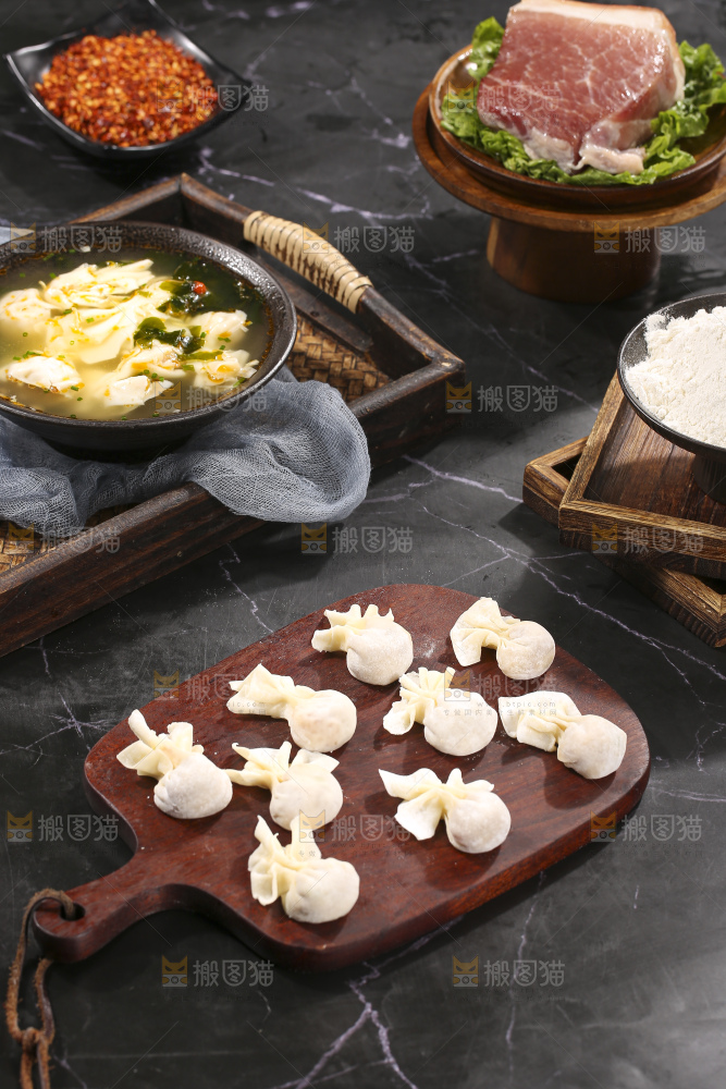 深底上的小金鱼馄饨