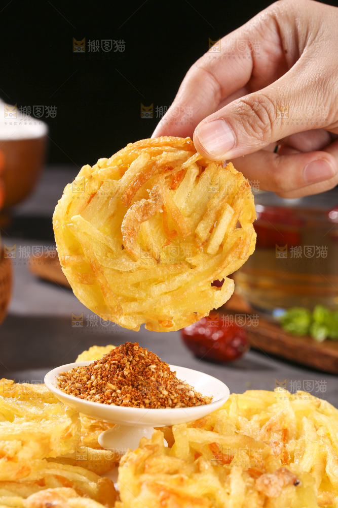 深底上的土豆鲜虾饼