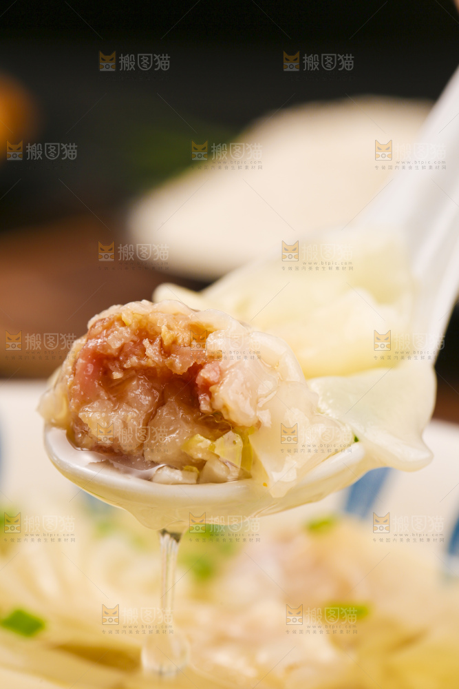 深底上的小金鱼馄饨