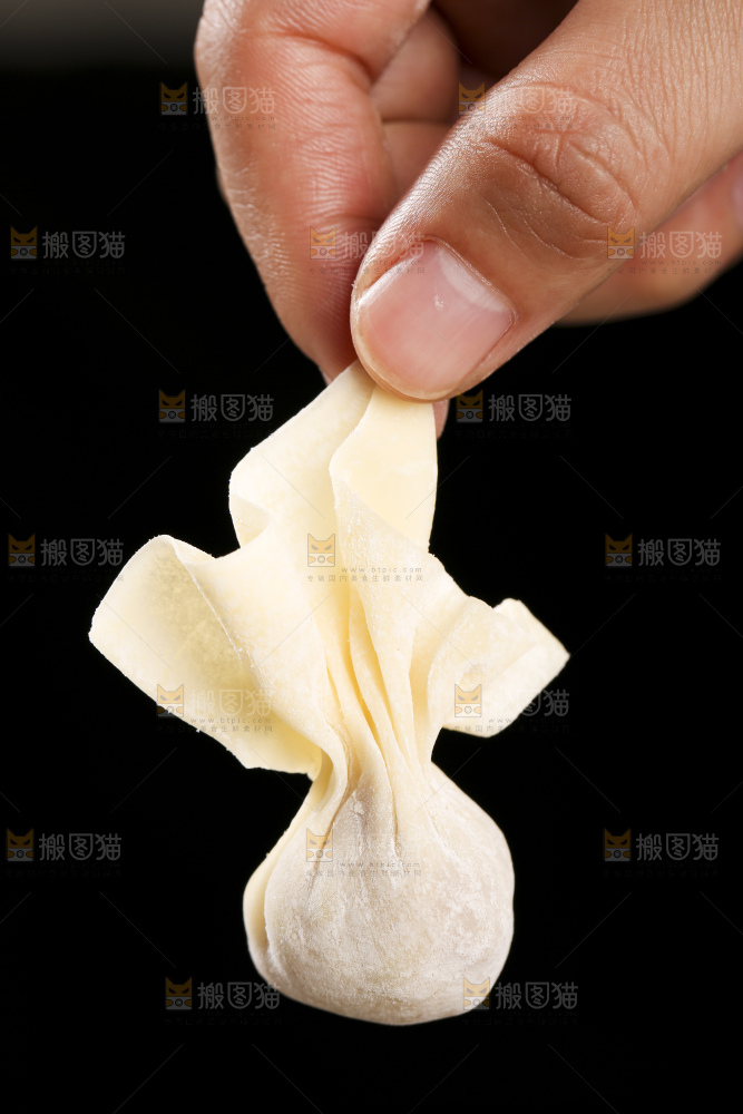 深底上的小金鱼馄饨