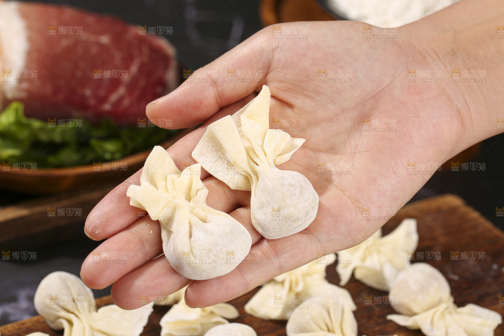 深底上的小金鱼馄饨