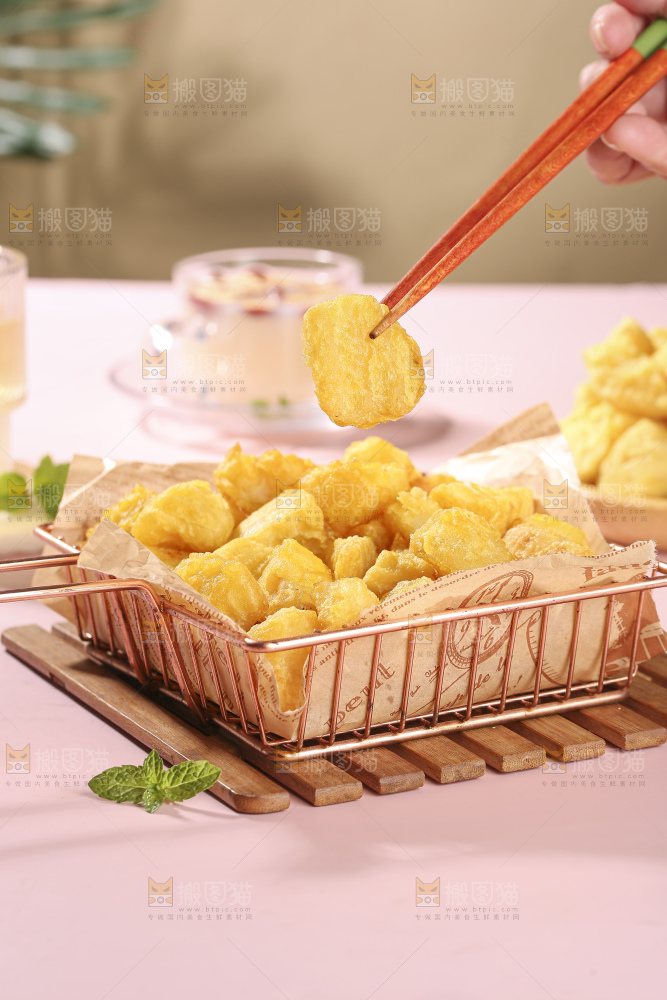 浅底上的锅巴土豆