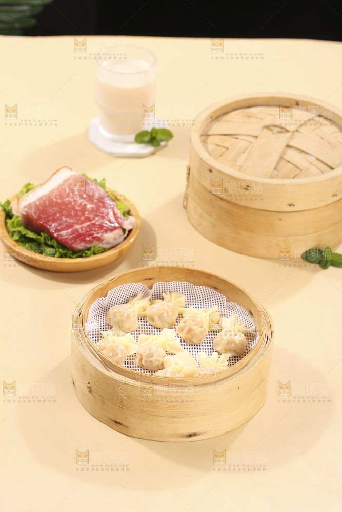 浅底上的小金鱼馄饨