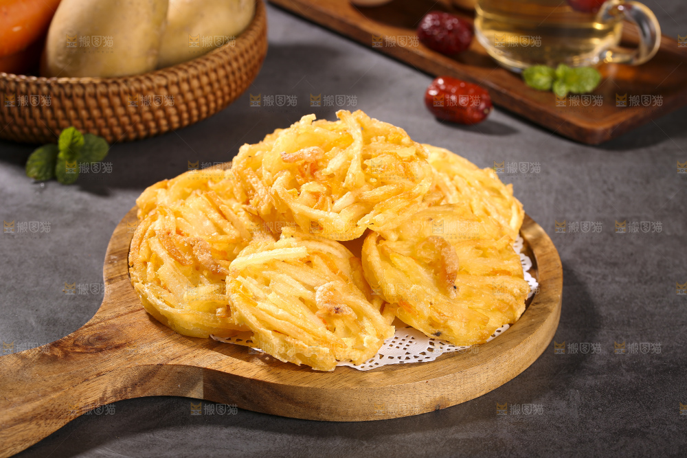 深底上的土豆鲜虾饼