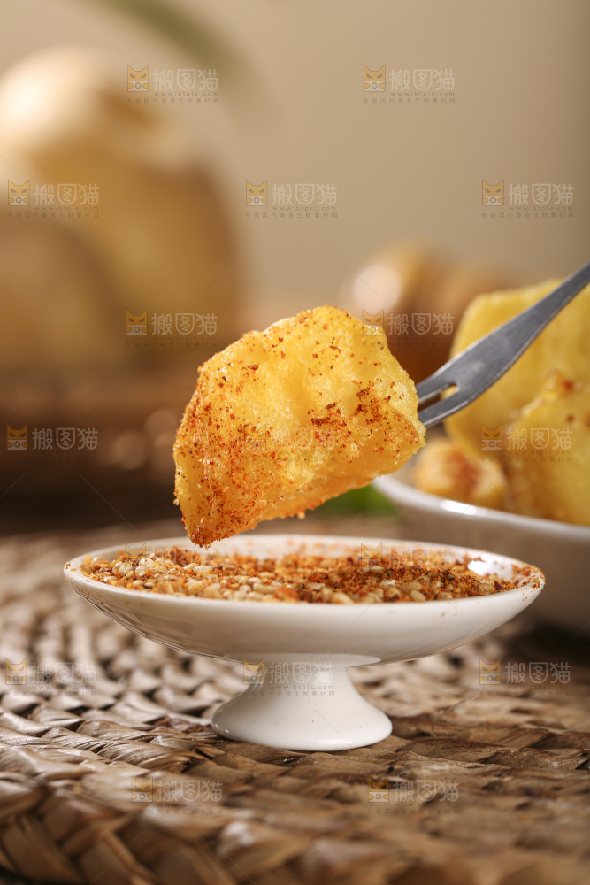 木底上放着锅巴土豆
