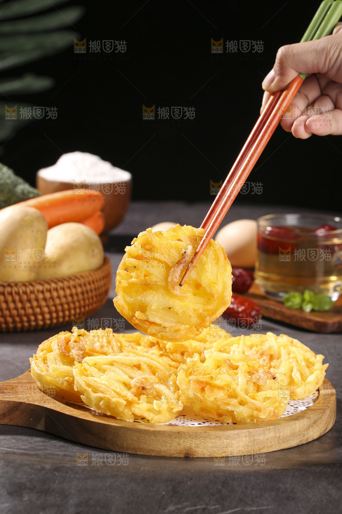 深底上的土豆鲜虾饼