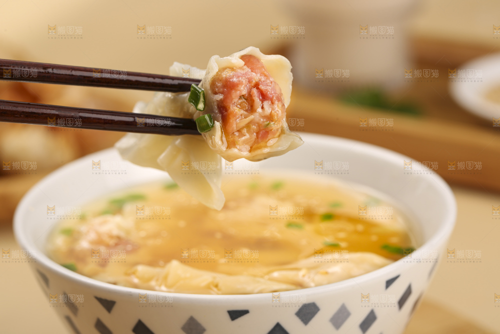 浅底上的小金鱼馄饨