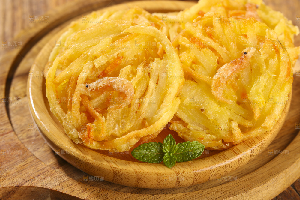 木底上的土豆鲜虾饼