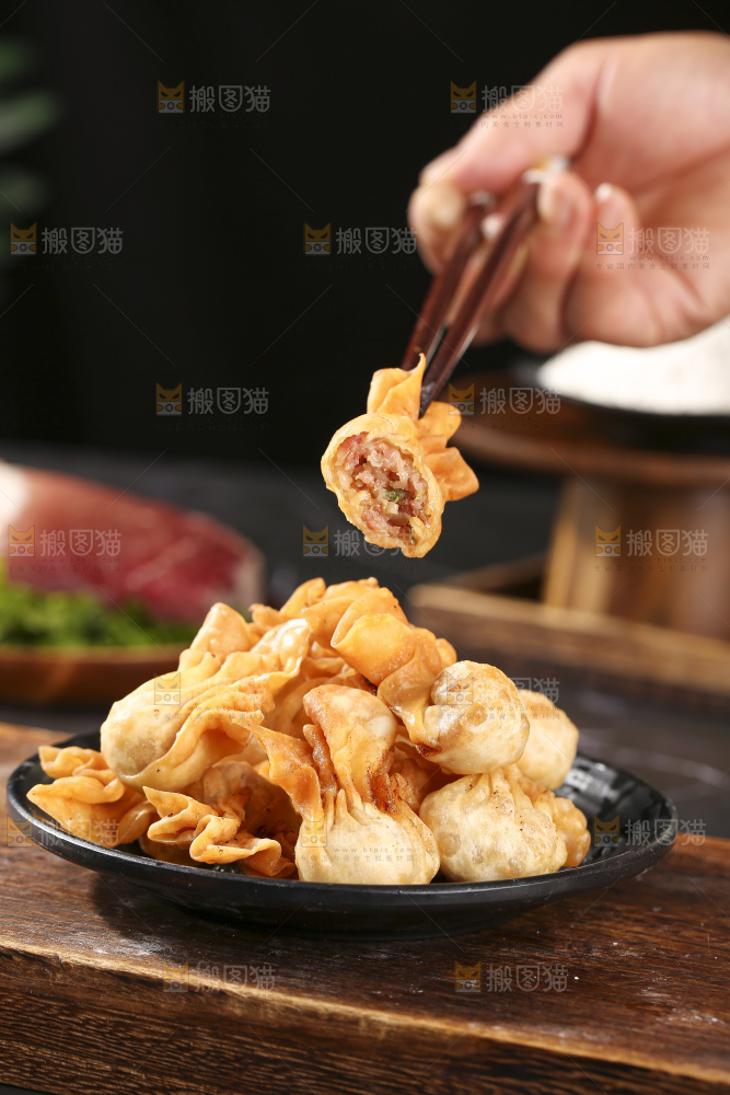 深底上的小金鱼馄饨