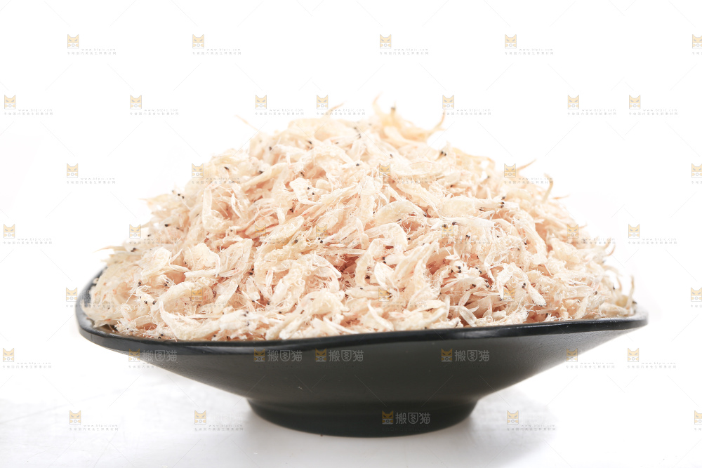 白底上放着虾皮