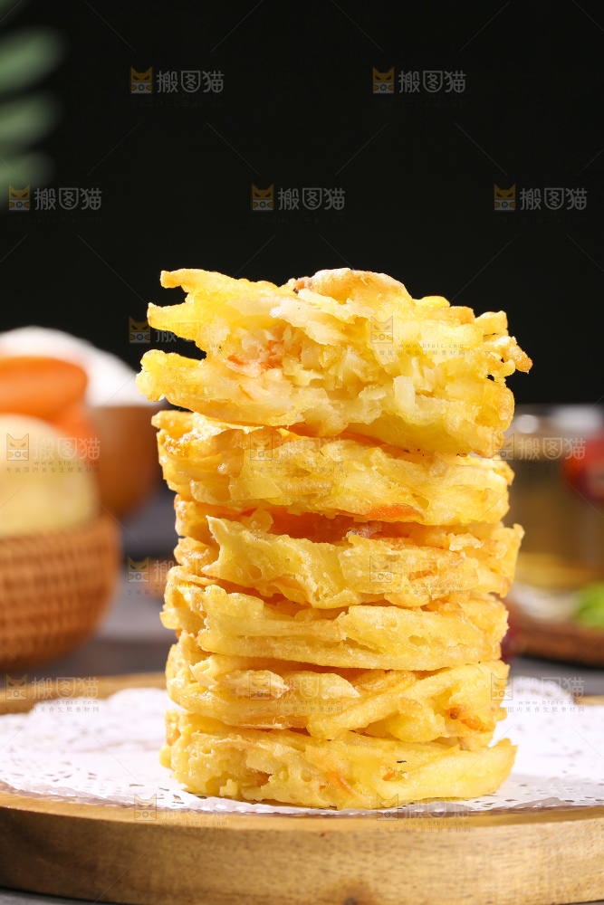 深底上的土豆鲜虾饼