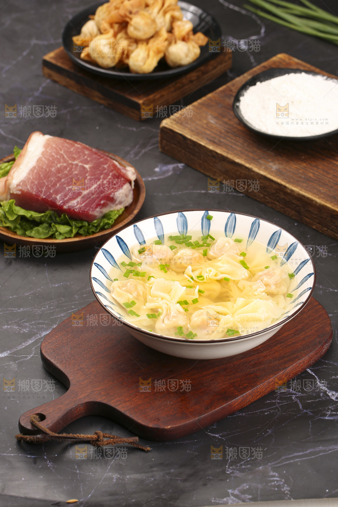 深底上的小金鱼馄饨