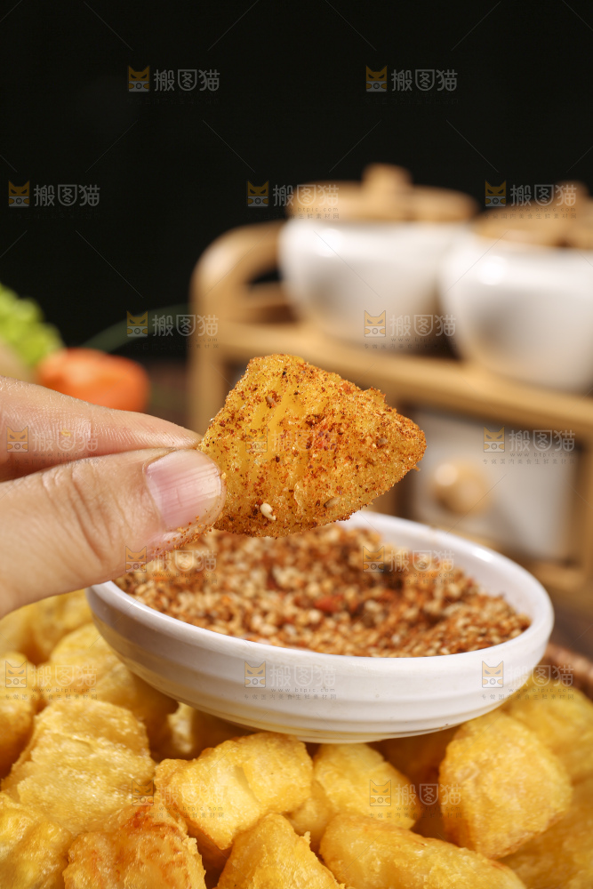 木底上放着锅巴土豆