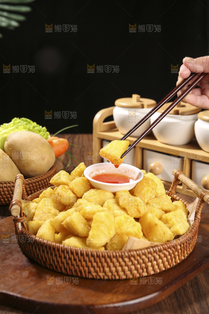 木底上放着锅巴土豆