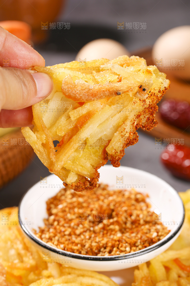 深底上的土豆鲜虾饼