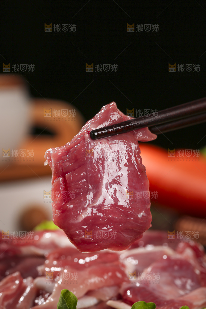 木底上的新鲜羊肉