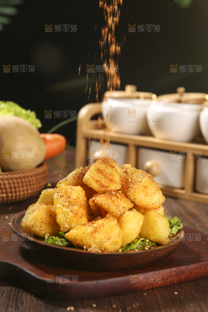 木底上放着锅巴土豆