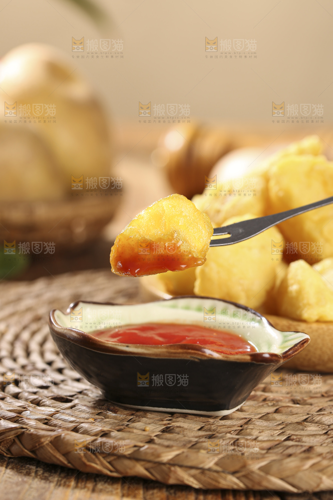 木底上放着锅巴土豆