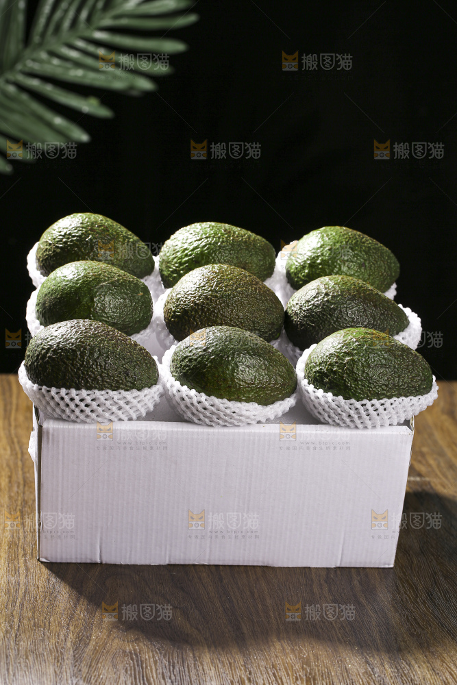 木底上的墨西哥牛油果