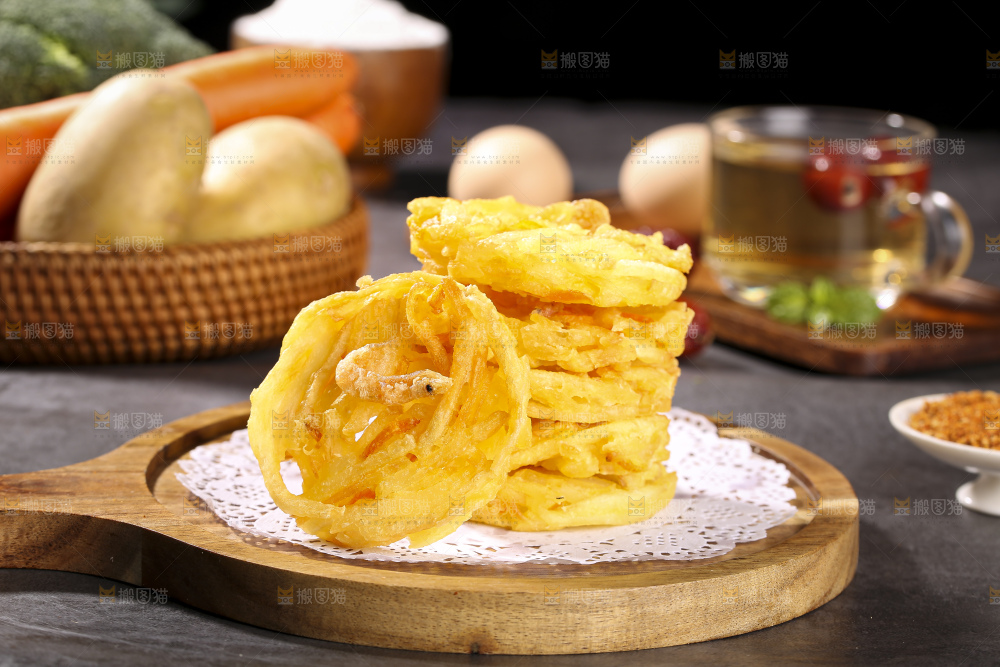 深底上的土豆鲜虾饼