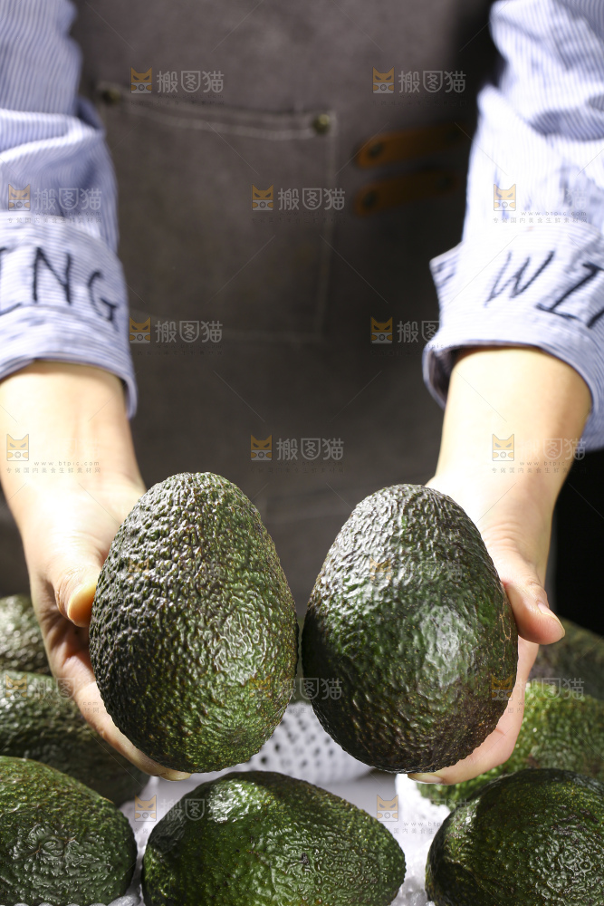 木底上的墨西哥牛油果