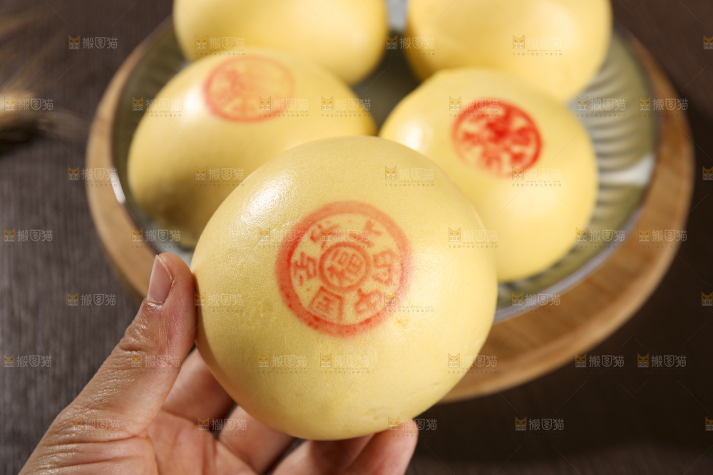深底上的玉米馒头