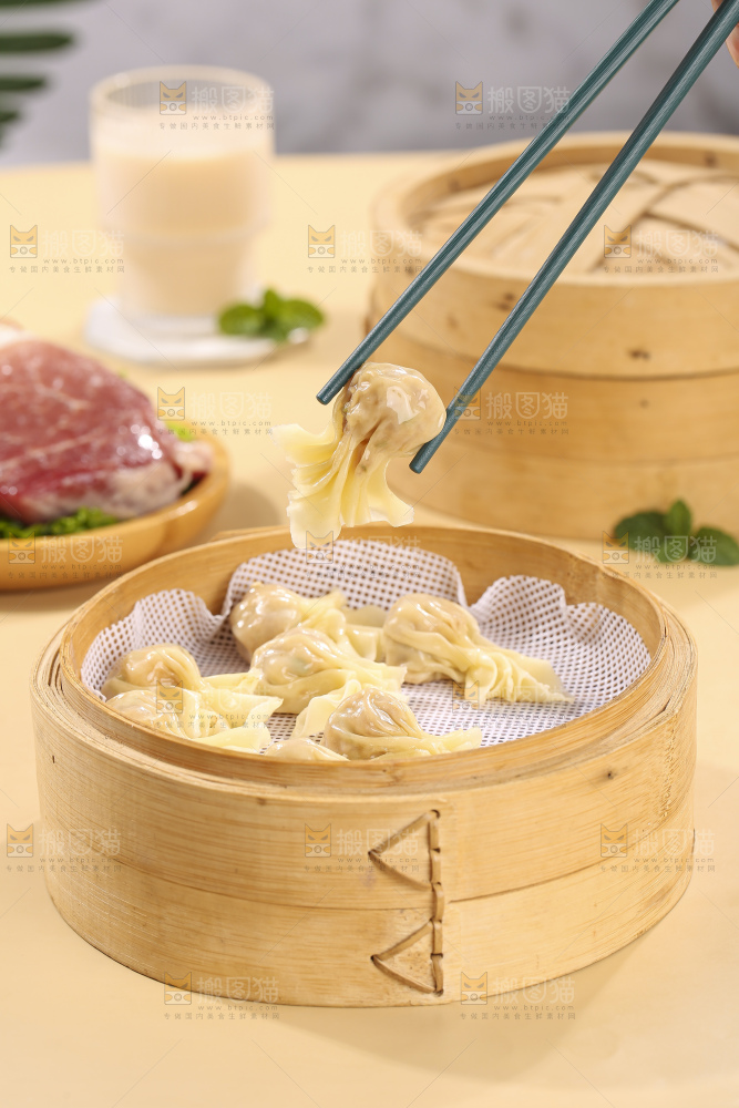 浅底上的小金鱼馄饨