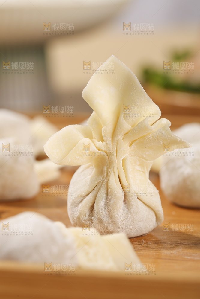 浅底上的小金鱼馄饨