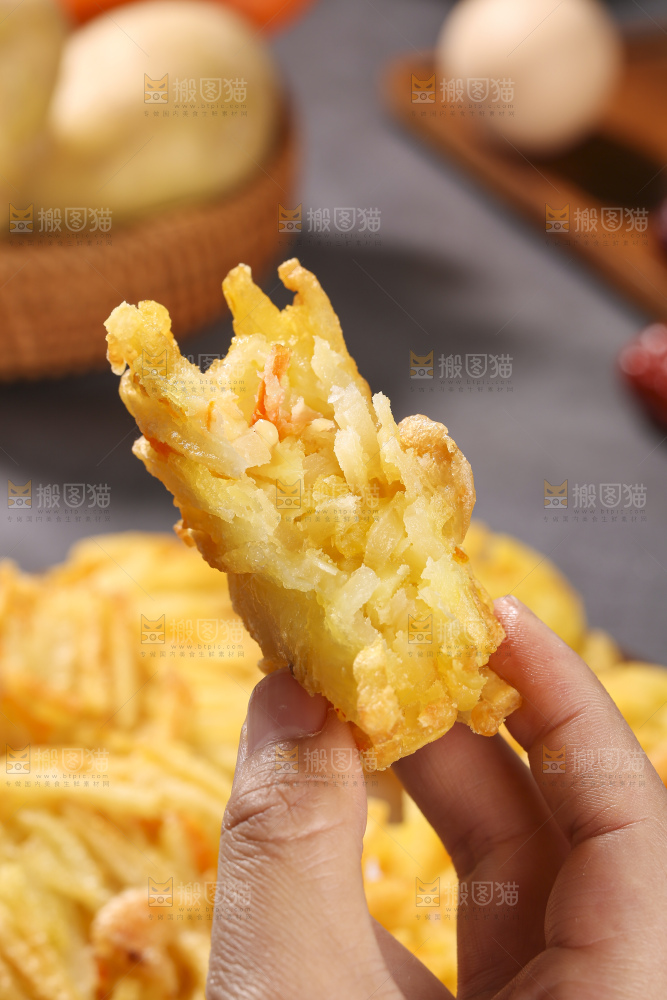 深底上的土豆鲜虾饼
