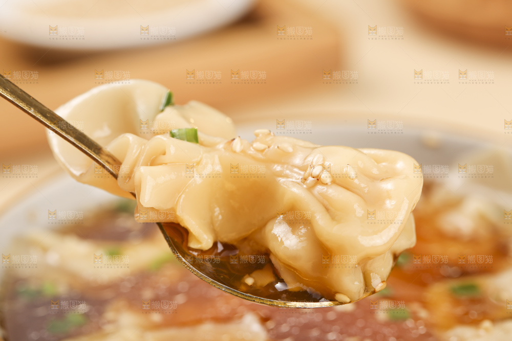 浅底上的小金鱼馄饨