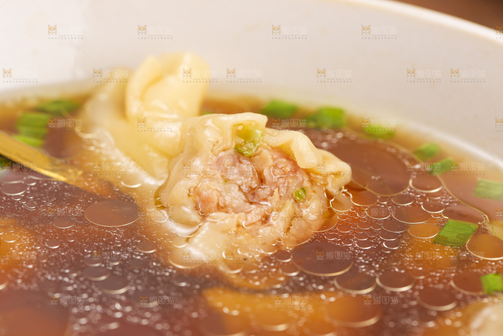 浅底上的小金鱼馄饨