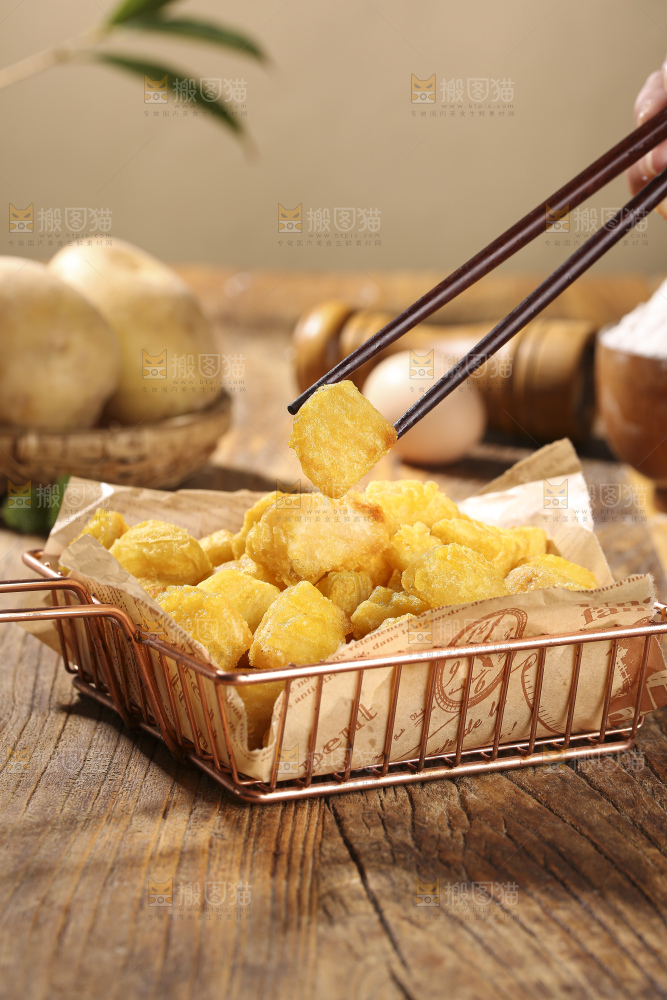 木底上放着锅巴土豆