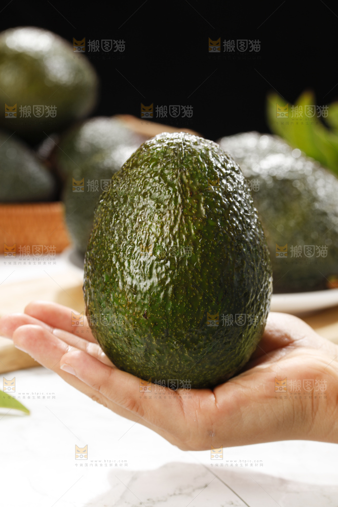 浅底上的牛油果