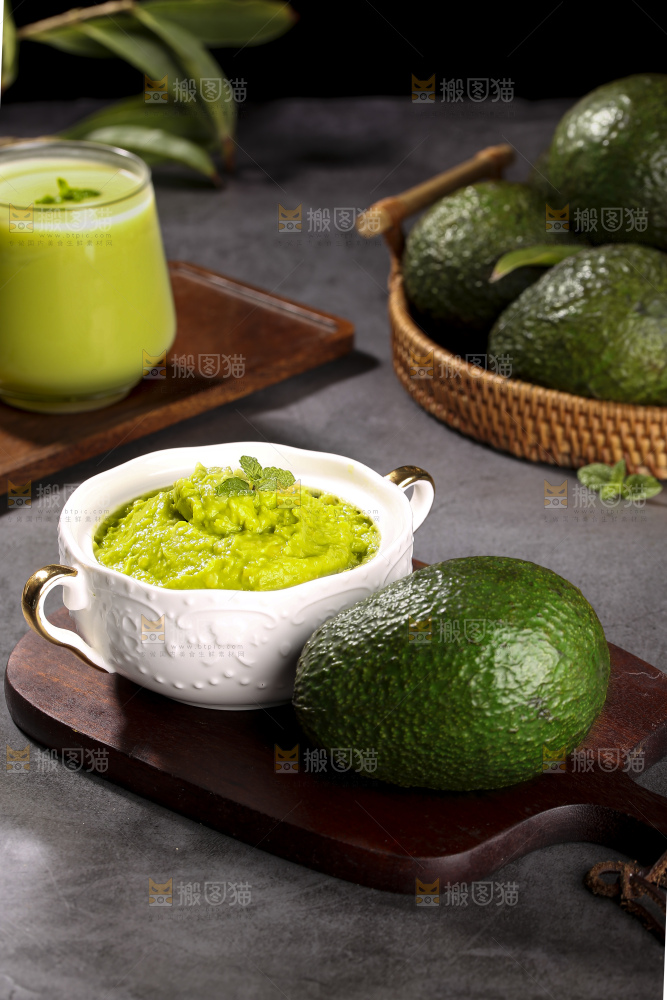 深底上的牛油果