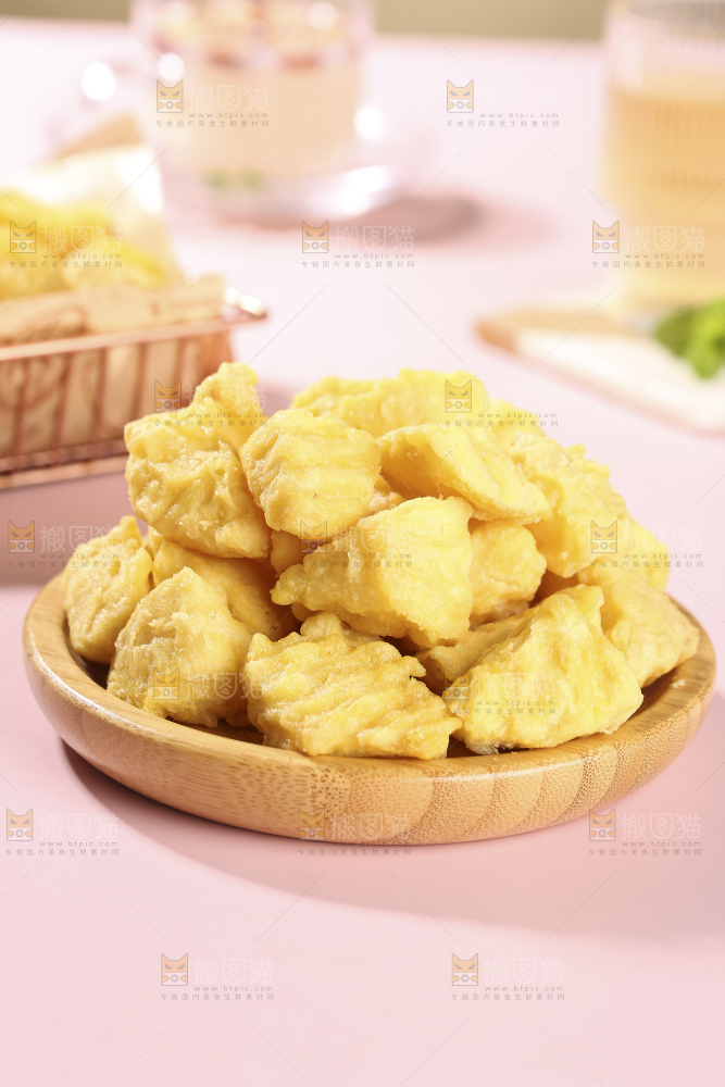 浅底上的锅巴土豆